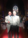 ▲클리브 라슨(왼쪽) 주교와 그의 동성 파트너인 존이 교회에서 결혼 예식을 올린 후 사진 촬영을 하고 있다. ⓒ페이스북