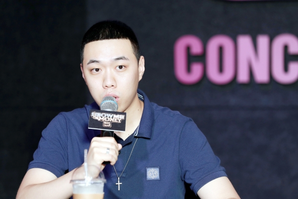 비와이가 쇼미더머니5 우승팀 인터뷰를 하고 있다. ⓒCJ E&M제공