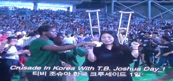 ▲목발을 짚고 다니던 한 여성이 치유를 받고 걷고 있다.