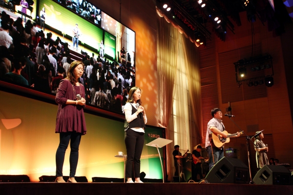 마커스가 예배를 인도하고 있는 모습. 오른쪽 두 번째가 예배인도자 심종호 씨. ⓒ마커스