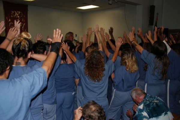 돈 나이톤 목사가 교도소 안에서 찬양과 기도를 인도하고 있다.  ⓒ근본적인회복사역 제공