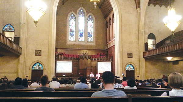 연합예배에서 갈보리믿음교회 담임 강진웅 목사가 성찬식을 집례하고 있다.