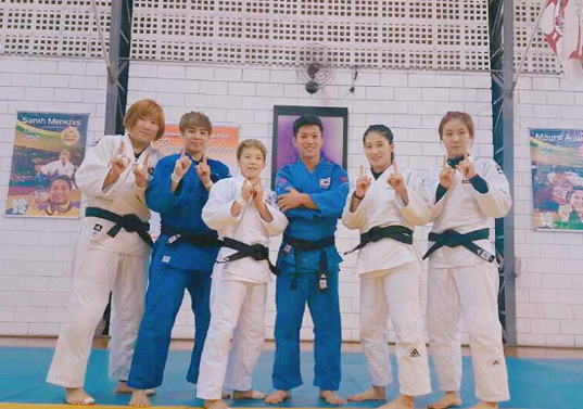 ▲코치 겸 MBC 해설위원으로 올림픽에 참여한 조준호 코치와 김민정, 정보경(왼쪽에서 3번째), 김잔디 외 국가대표. 정보경 선수는 금메달을 따겠단 의지를 더해 머리를 금발로 염색했다. ⓒ김잔디 인스타그램