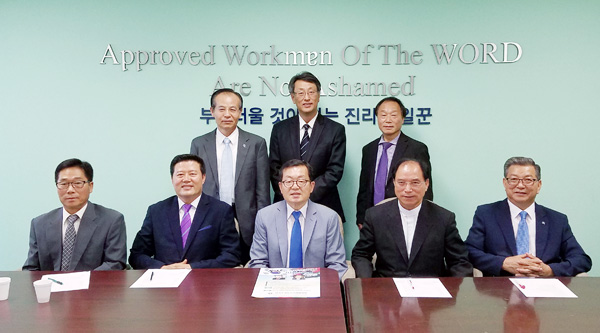 남가주교협이 광복 71주년을 기념하는 예배를 14일 세계아가페선교교회에서 드린다. 행사 준비위원들이 8일 기자회견에서 행사를 소개했다. 