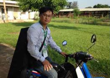 소형 오토바이를 타고 수업에 가고 있는 김동은 선교사님