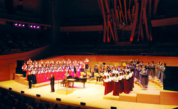 LAKMA 챔버 콰이어와 윤학원 코럴의 환상적인 연주가 디즈니홀을 가득 메운 청중들을 한껏 매료시켰다. ⓒ전재룡