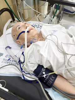 응급처치를 받고 있는 김유복 형제.