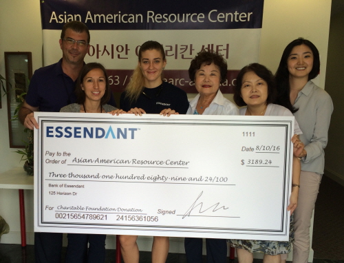 Essendant 재단이 아시안어메리칸센터에 성금을 전달했다.