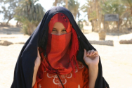 중동 사막에 살고 있는 유목민 여성. ⓒFIM국제선교회 제공