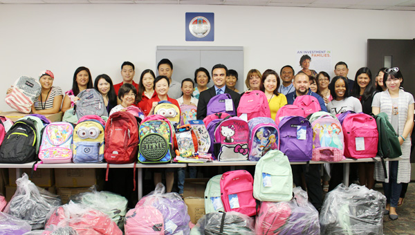 한인가정상담소가 올해도 백팩 드라이브 행사를 통해 마련한 선물을 LA카운티 아동보호국 아태프로그램에 전달했다. 