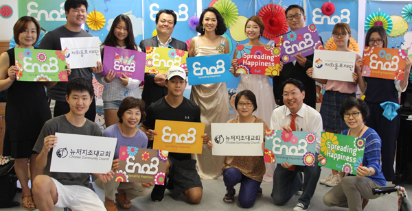 이노비와 뉴저지초대교회 관계자들과 음악가들이 함께 기념촬영을 했다.