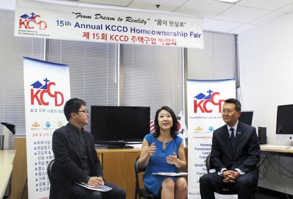 임혜빈 회장(가운데)이 KCCD의 제15회 주택 구입 박람회에 관해 설명하고 있다. 