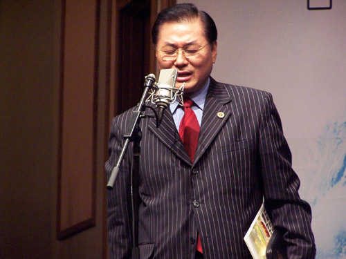 음악회에 앞서 기도하는 대뉴욕지구한인교회협의회 황동익 목사.