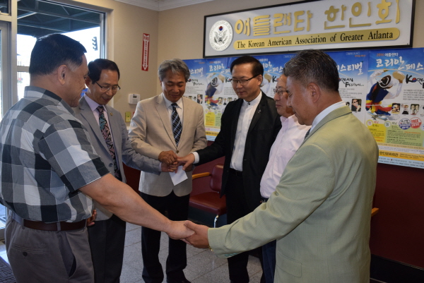 교협과 한인회 임원들이 코리안페스티벌을 위해 기도하고 있다.