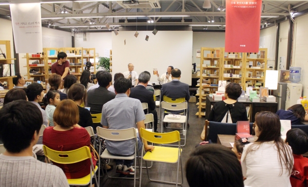 출판기념회에서 저자가 일본어판 해당 도서를 소개하고 있다. ⓒ이대웅 기자