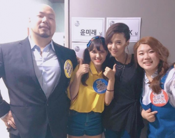 ▲윤미래의 판타스틱 듀오 자리를 놓고 경쟁한 출연자들이 윤미래(오른쪽 두 번째)와 함께 다정한 포즈를 취했다. 오른쪽 첫 번째가 계민아. ©판타스틱 듀오 출연자 '홍대 살쾡이' 이한나 페이스북