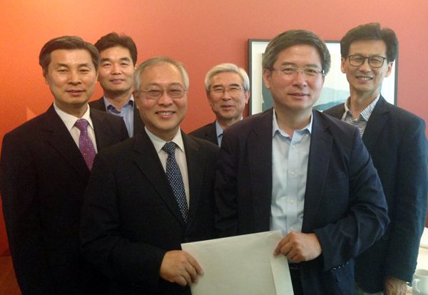 조재호 제84기 동기회장(고척교회 담임, 사진 앞줄 왼쪽)이 이상명 총장(미주장신대, 앞줄 오른쪽)에게 기금을 전달하고 있다.