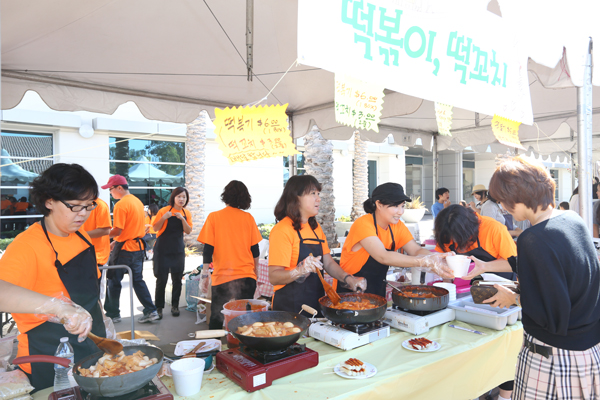 베델한인교회 성도들이 먹거리 장터를 열고 선교 기금을 모금하고 있다. 