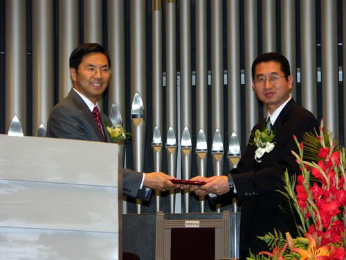 뉴욕서노회 노회장 정관호 목사(좌)가 안민성 목사(우)에게 위임패를 수여하고 있다.