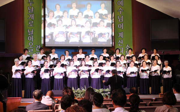 9월 18일 주일 남가주벧엘교회에서 열린 본지 후원 음악회에서 시카고권사합창단이 찬양하고 있다.