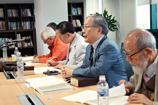 혜암신학연구소가 안양대 강경림 박사(고개 든 이)를 초청, 츠빙글리에 대한 이야기를 들었다. ©혜암신학연구소 제공