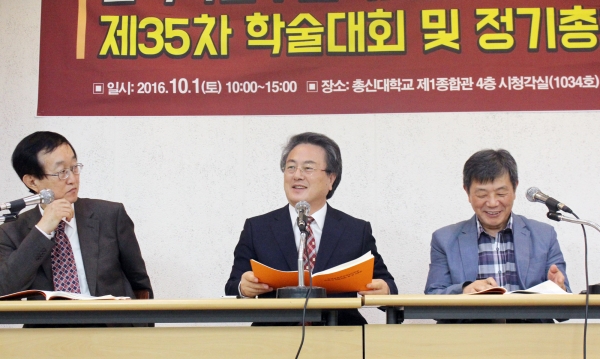 ▲최덕성 박사(가운데)가 질문에 답하고 있다. 오른쪽은 논평한 라은성 박사. ⓒ이대웅 기자