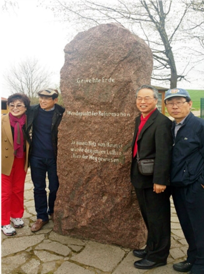 루터에게 벼락이 친 장소에 세운 기념비.