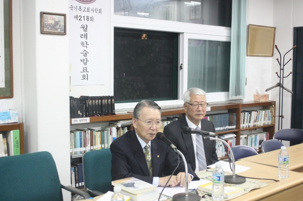 이승하 목사(왼쪽)가 발제하고 있다. ⓒ김은애 기자