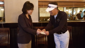 김선용 회장(오른쪽)이 로리 김 대표(왼쪽)에서 후원금을 전달하고 있다.