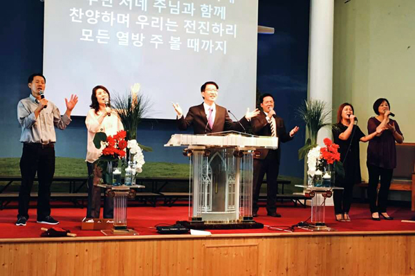 시애틀 비전교회 부임 후 첫 예배를 인도하는 안광진 목사